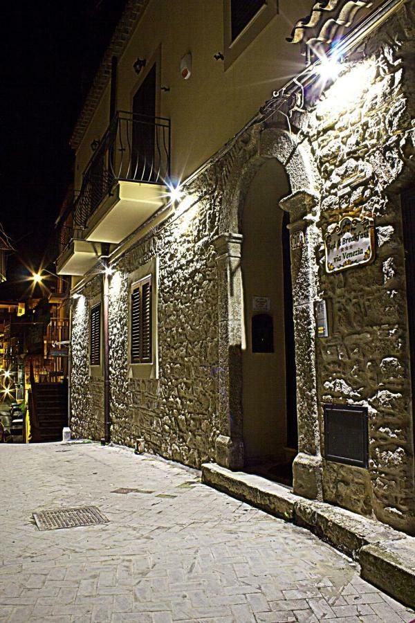 Bed & Breakfast Via Venezia Regalbuto Exterior photo