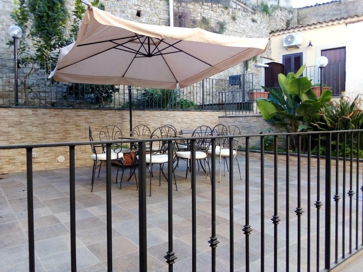 Bed & Breakfast Via Venezia Regalbuto Exterior photo